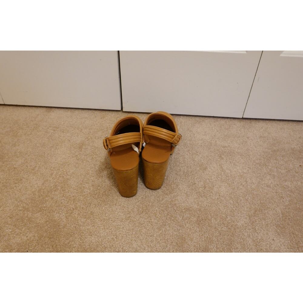 Universal Thread Size 9 Tan Clogs - image 4